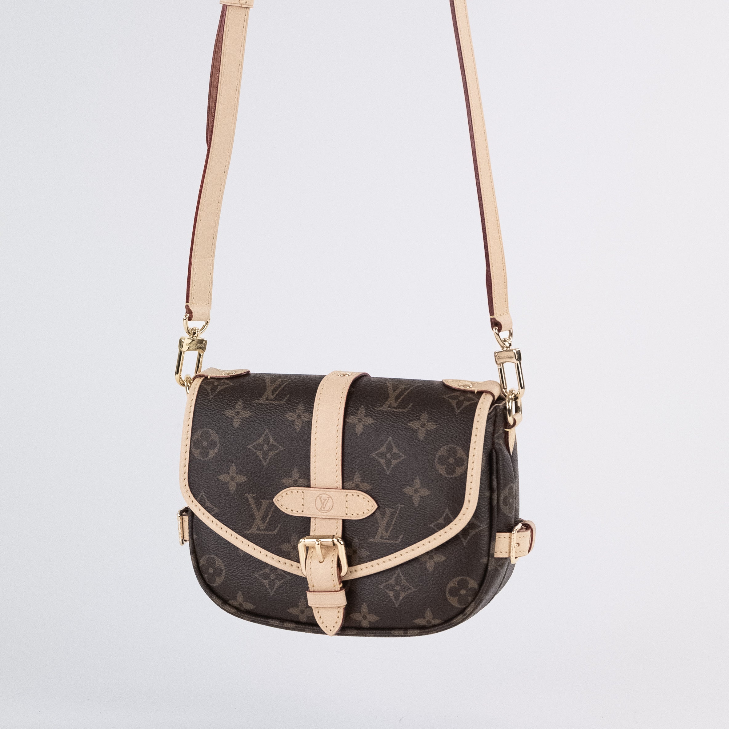 Handla Louis Vuitton Saumur BB Monogram Canvas online | Smidigt och enkelt på nätet - Merchsweden |